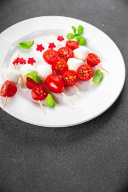Caprese mozzarella domates aperatifi salata şiş parmak yemek aperatif yemek aperatifler masa üzerinde fotokopi uzay gıda arka plan kırsal üst görünüm