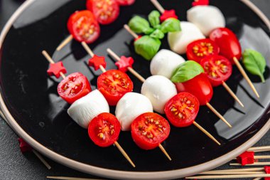 Caprese mozzarella domates aperatifi salata şiş parmak yemek aperatif yemek aperatifler masa üzerinde fotokopi uzay gıda arka plan kırsal üst görünüm
