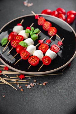 Caprese mozzarella domates aperatifi salata şiş parmak yemek aperatif yemek aperatifler masa üzerinde fotokopi uzay gıda arka plan kırsal üst görünüm