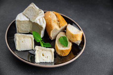 Peynirli, beyaz, küflü, kremalı taze, iştah açıcı, abur cubur. Arka plandaki uzay yiyeceklerinin fotokopisini çek.