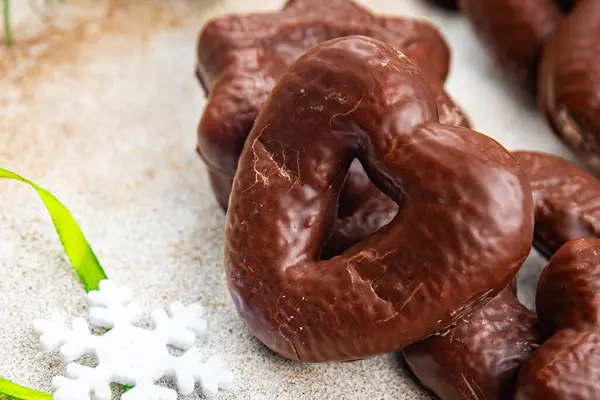 Çikolatalı zencefilli kurabiyeler kalp şeklinde, yıldız baharatlı tatlar tatlı tatlı bayramlar yılbaşı ve Noel yemeği atıştırmalıkları masa arkasında fotokopi çekiliyor.