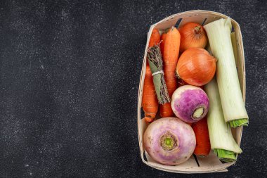 Et suyu için sebze, pırasa, havuç, kereviz, şalgam, taze sağlıklı otlar, iştah açıcı yemek aperatifleri masa üzerinde fotokopi uzay yemeği arka plan kırsal üst görünüm keto veya paleo