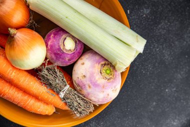 Et suyu için sebze, pırasa, havuç, kereviz, şalgam, taze sağlıklı otlar, iştah açıcı yemek aperatifleri masa üzerinde fotokopi uzay yemeği arka plan kırsal üst görünüm keto veya paleo