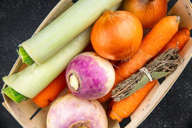 Et suyu için sebze, pırasa, havuç, kereviz, şalgam, taze sağlıklı otlar, iştah açıcı yemek aperatifleri masa üzerinde fotokopi uzay yemeği arka plan kırsal üst görünüm keto veya paleo