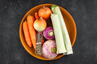 Et suyu için sebze, pırasa, havuç, kereviz, şalgam, taze sağlıklı otlar, iştah açıcı yemek aperatifleri masa üzerinde fotokopi uzay yemeği arka plan kırsal üst görünüm keto veya paleo