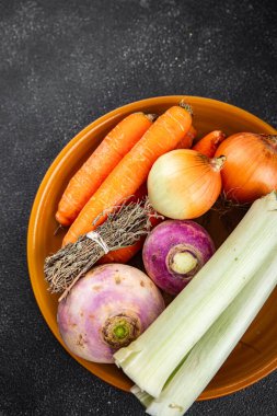 Et suyu için sebze, pırasa, havuç, kereviz, şalgam, taze sağlıklı otlar, iştah açıcı yemek aperatifleri masa üzerinde fotokopi uzay yemeği arka plan kırsal üst görünüm keto veya paleo