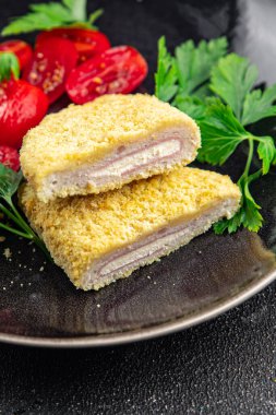 Pirzola, cordon bleu taze tavuk eti, peynir, pastırma, abur cubur masada fotokopi, uzay yemeği arka plan kırsal manzarası.