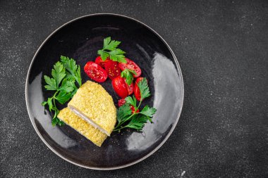 Pirzola, cordon bleu taze tavuk eti, peynir, pastırma, abur cubur masada fotokopi, uzay yemeği arka plan kırsal manzarası.