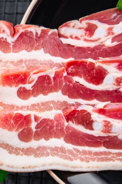 Pastırma dilimleri taze et şeritleri domuz pişirme aperatifler masada yemek atıştırmalıkları fotokopi uzayı arka plan kırsal manzarası