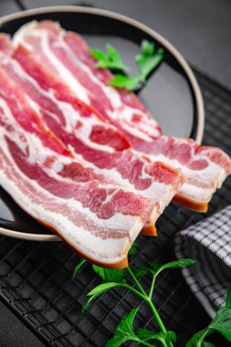 Pastırma dilimleri taze et şeritleri domuz pişirme aperatifler masada yemek atıştırmalıkları fotokopi uzayı arka plan kırsal manzarası