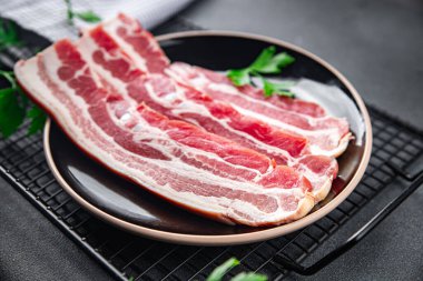 Pastırma dilimleri taze et şeritleri domuz pişirme aperatifler masada yemek atıştırmalıkları fotokopi uzayı arka plan kırsal manzarası