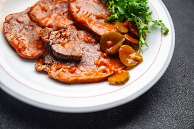 Biftek dili sıcak sos taze yemek aperatif aperatif masa fotokopisi uzay yiyecek arka plan kırsal üst görünüm