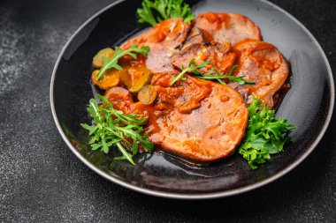 Biftek dili sıcak sos taze yemek aperatif aperatif masa fotokopisi uzay yiyecek arka plan kırsal üst görünüm