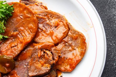 Biftek dili sıcak sos taze yemek aperatif aperatif masa fotokopisi uzay yiyecek arka plan kırsal üst görünüm