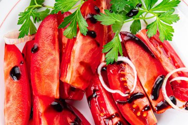 Domates salatası taze yemek aperatifler yemek aperatifler masa üzerinde fotokopi uzay yemek arka plan kırsal üst görüş keto veya paleo diyet vejetaryen gıda