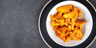 Chanterelle mantarı taze yemek lezzetli mantarlar masanın üzerinde atıştırmalık uzay yiyecekleri arka plan kırsal manzarası