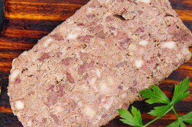 Etli terrine şampanya geleneksel domuz eti taze et iştah açıcı yemek aperatifleri masanın üzerinde fotokopi odası arka plan kırsal manzarası