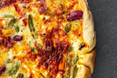 kiş, sebze, açık turta, baharatlı hamur işi, mısır, yeşil bezelye, yeşil fasulye, yeşil fasulye, sağlıklı çan biberi aperatif yemek atıştırmalığı.