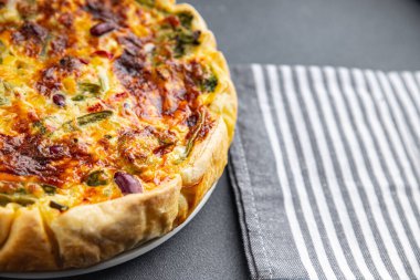 kiş, sebze, açık turta, baharatlı hamur işi, mısır, yeşil bezelye, yeşil fasulye, yeşil fasulye, sağlıklı çan biberi aperatif yemek atıştırmalığı.