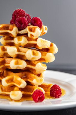 Tatlı waffle 'lar lezzetli Belçika waffle' ları sağlıklı yemek aperatifleri yemek aperatifleri fotokopi masasında uzay yiyecekleri arka plan kırsal manzarası