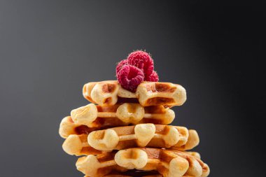 Tatlı waffle 'lar lezzetli Belçika waffle' ları sağlıklı yemek aperatifleri yemek aperatifleri fotokopi masasında uzay yiyecekleri arka plan kırsal manzarası