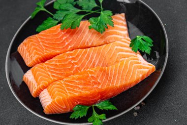 Çiğ somon parçaları taze kırmızı balık sağlıklı yemek aperatifi yemek aperatifi masada fotokopi uzay yemeği arka plan kırsal üst görüş keto veya paleo diyet pesseeter