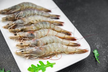 Karides taze langoustine çiğ karides taze deniz ürünleri taze yemek aperatifler masada yemek atıştırmalıkları fotokopi uzayı arka plan kırsal manzarası 