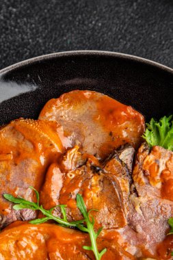 Sığır dili sıcak sos taze lezzetli yemek aperatif yemek aperatif fotokopi masa arkası yemek arka plan kırsal üst görüş keto veya paleo diyet