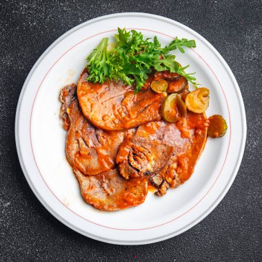 Sığır dili sıcak sos taze lezzetli yemek aperatif yemek aperatif fotokopi masa arkası yemek arka plan kırsal üst görüş keto veya paleo diyet