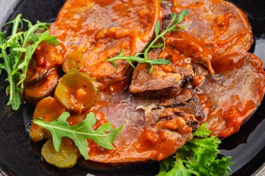 Sığır dili sıcak sos taze lezzetli yemek aperatif yemek aperatif fotokopi masa arkası yemek arka plan kırsal üst görüş keto veya paleo diyet