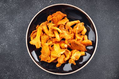 taze chanterelle mantarı yemek lezzetli mantarlar masanda atıştırmalıklar fotokopi uzayı yemek arka plan kırsal manzarası