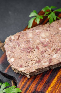 Terrine ezmesi şampanya... geleneksel domuz eti... taze et... aperatif yemek... yemek... fotokopi masasında... uzay yemeği... arka plan kırsal manzarası...