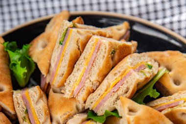 Sandviç, jambon, biftek, et, aperatif, meze, meze fotokopi, uzay yemeği arka plan, kırsal üst görüş.