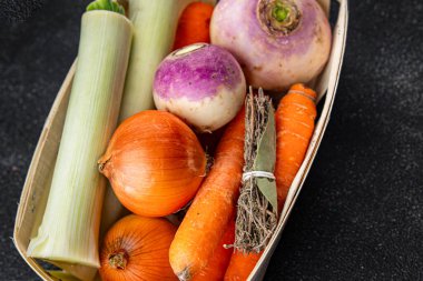 Çiğ sebze çorbası seti pırasa, havuç, kereviz, şalgam, taze sağlıklı otlar iştah açıcı yemek atıştırmalıkları masa üzerinde fotokopi uzay yemeği arka plan kırsal üst görünüm