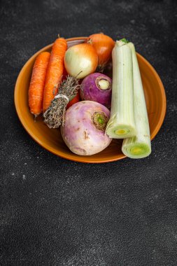 Çiğ sebze çorbası seti pırasa, havuç, kereviz, şalgam, taze sağlıklı otlar iştah açıcı yemek atıştırmalıkları masa üzerinde fotokopi uzay yemeği arka plan kırsal üst görünüm