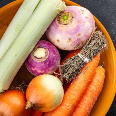 Çiğ sebze çorbası seti pırasa, havuç, kereviz, şalgam, taze sağlıklı otlar iştah açıcı yemek atıştırmalıkları masa üzerinde fotokopi uzay yemeği arka plan kırsal üst görünüm