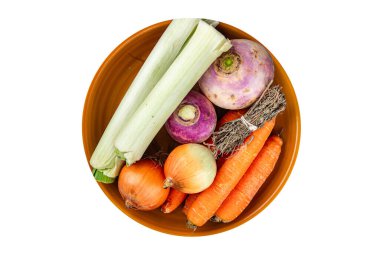 Çiğ sebze çorbası seti pırasa, havuç, kereviz, şalgam, taze sağlıklı otlar iştah açıcı yemek atıştırmalıkları masa üzerinde fotokopi uzay yemeği arka plan kırsal üst görünüm