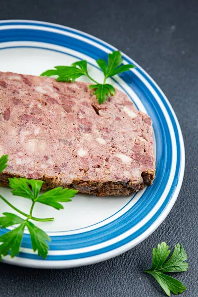 Terrine ezmesi şampanya... geleneksel domuz eti... taze et... aperatif yemek... yemek... fotokopi masasında... uzay yemeği... arka plan kırsal manzarası...