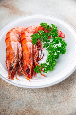 Gamba langoustine büyük karides lezzetli karidesler sağlıklı beslenmeye hazır aperatif yemek abur cuburlar fotokopi masasında uzay yiyecekleri arka plan kırsal görüşlü Pescetarian diyeti