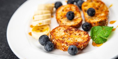 tatlı kahvaltı tostu berrie, muzlu krep taze yemek aperatifi masada fotokopi uzayı arka plan kırsal manzarası