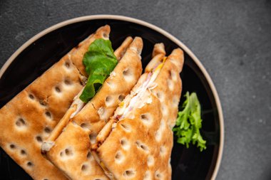 Sandviç peynirli jambonlu et tabağı aperatif yemek atıştırmalıkları masanın üzerinde fotokopi odası arka plan kırsal manzarası