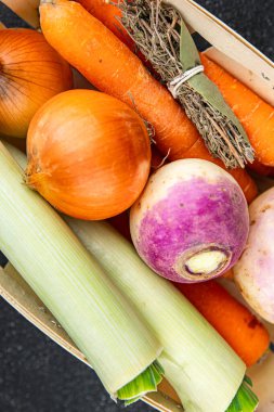 Sebze çorbası seti pırasa, havuç, kereviz, şalgam, taze sağlıklı otlar yemek atıştırmalıkları fotokopi masasında yer alan yiyecek arka plan kırsal manzarası