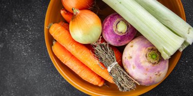 Sebze çorbası seti pırasa, havuç, kereviz, şalgam, taze sağlıklı otlar yemek atıştırmalıkları fotokopi masasında yer alan yiyecek arka plan kırsal manzarası