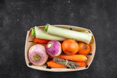 Sebze çorbası seti pırasa, havuç, kereviz, şalgam, taze sağlıklı otlar yemek atıştırmalıkları fotokopi masasında yer alan yiyecek arka plan kırsal manzarası