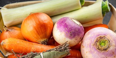 Sebze çorbası seti pırasa, havuç, kereviz, şalgam, taze sağlıklı otlar yemek atıştırmalıkları fotokopi masasında yer alan yiyecek arka plan kırsal manzarası