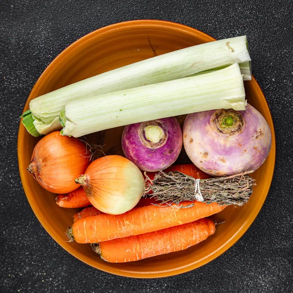 Sebze çorbası seti pırasa, havuç, kereviz, şalgam, taze sağlıklı otlar yemek atıştırmalıkları fotokopi masasında yer alan yiyecek arka plan kırsal manzarası