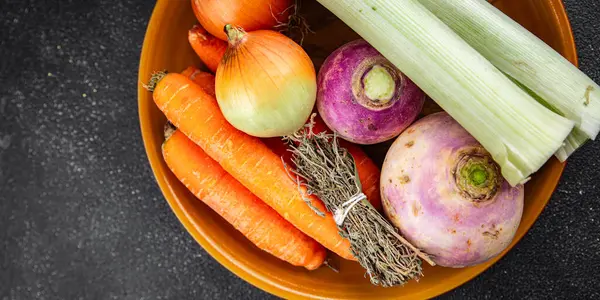 Sebze çorbası seti pırasa, havuç, kereviz, şalgam, taze sağlıklı otlar yemek atıştırmalıkları fotokopi masasında yer alan yiyecek arka plan kırsal manzarası