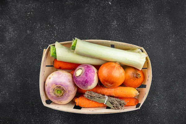 Sebze çorbası seti pırasa, havuç, kereviz, şalgam, taze sağlıklı otlar yemek atıştırmalıkları fotokopi masasında yer alan yiyecek arka plan kırsal manzarası