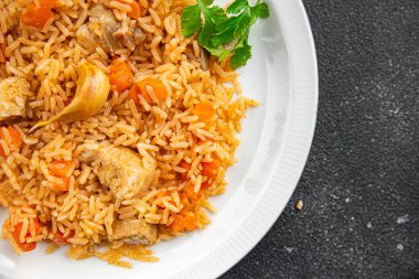 pirinç eti pilav kuzu eti yemek yemek yemek atıştırmalık masada fotokopi uzayı yemek arka plan kırsal üst görünüm