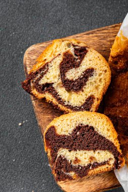 Tatlı bisküvi rulo brioche çikolatalı tatlı aperatif yemek aperatifleri fotokopi masasında uzay yiyecekleri arka plan kırsal manzarası